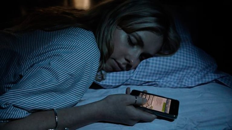 Una imagen cada vez más común: nos dormimos con el celular en la mano. 