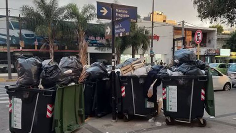 Una imagen repetida: los contenedores explotan de basura en Córdoba.
