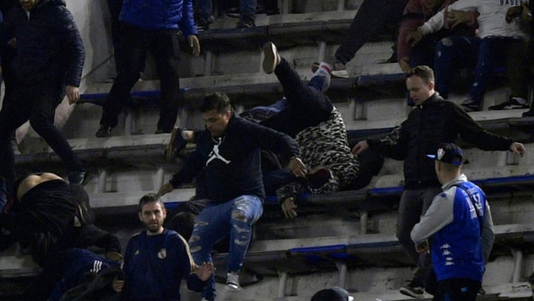 Una imagen triste de la violencia que se vivió en las tribunas de Vélez. Foto: Olé.