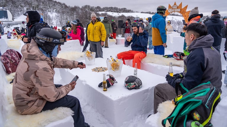 Una influencer se quejó por el precio del café. Imagen subida a Internet por Chapelco Prensa.