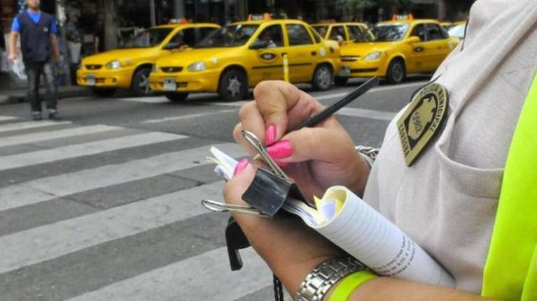 Una inspectora de tránsito fue atropellada.