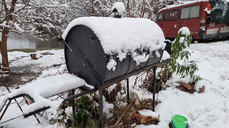 Una intensa nevada cubrió de blanco a varias ciudades, incluida la capital. Foto: El Doce / Lucio Casalla