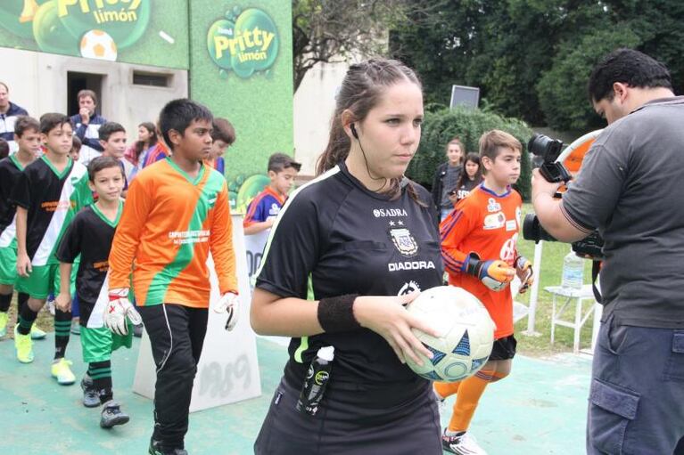 Una joven árbitro suspendió un partido de niños por los insultos de los padres