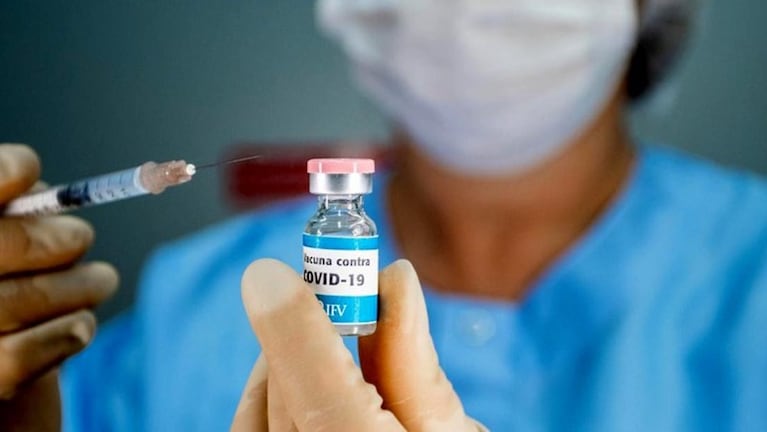 Una joven de 23 años en Italia recibió seis veces la dosis de la vacuna Pfizer.