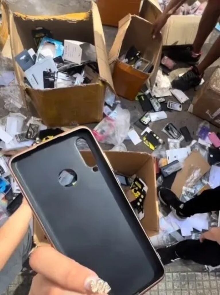 Una joven mostró los objetos nuevos que halló. Captura de imagen del video subido a TikTok por @rochinostrozaok (TIKTOK).