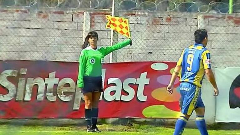 Una jueza de línea acusó a un futbolista de golpearla