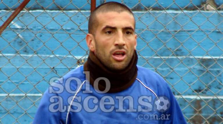 Una jueza de línea acusó a un futbolista de golpearla