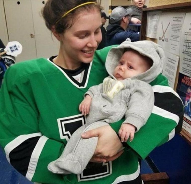 Una jugadora de hockey le dio la teta a su bebé en medio del partido