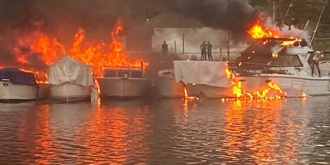 Una lancha se incendió en Gualeguaychú.