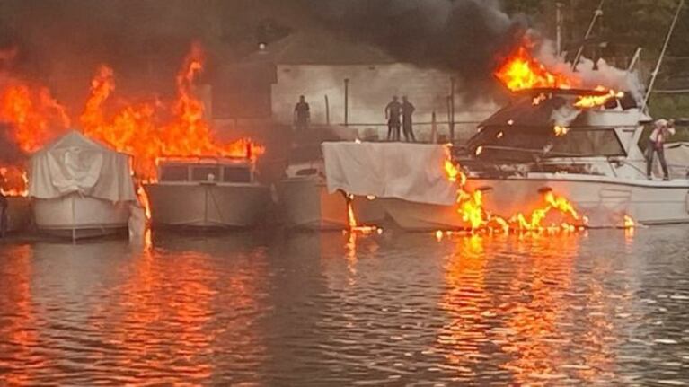 Una lancha se incendió en Gualeguaychú.