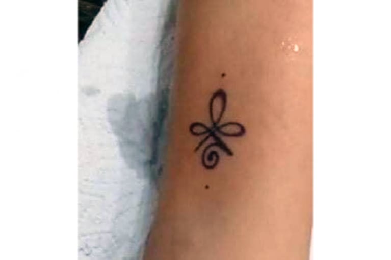 Una madre obligó a su hija de siete años a tatuarse