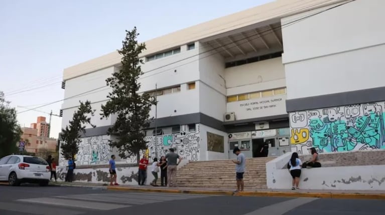 Una madre y su hija destrozaron el rostro de la directora de una escuela porque retó a otra hija