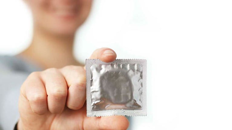 Una mamá muy canchera pero algo descuidada le regaló un preservativo a su hijo. 