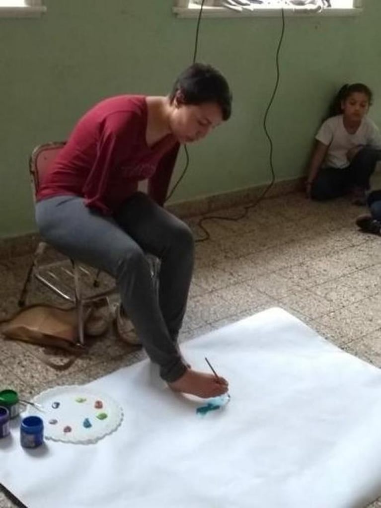 Una mamá sin brazos conmovió a una escuela: el hermoso mensaje de su hijo