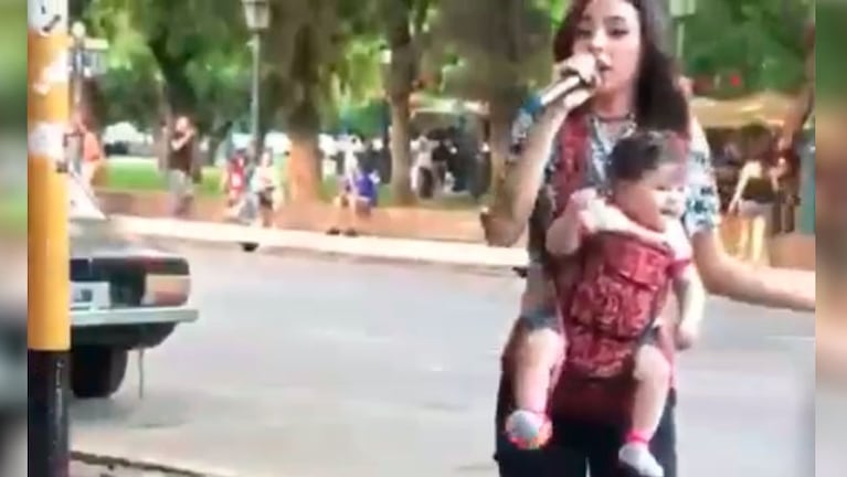 Una mamá y su beba cautivaron al público con su talento.