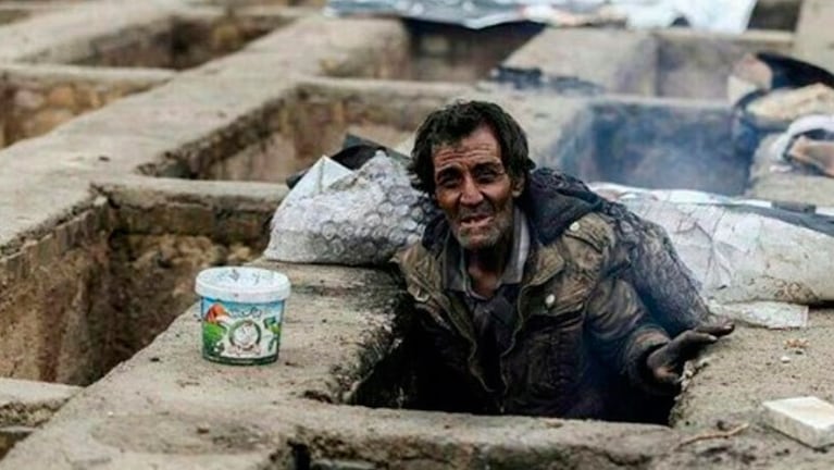 Una manta, abrigos y fuego en la tumba: como pueden, los pobres combaten al invierno en Irán.