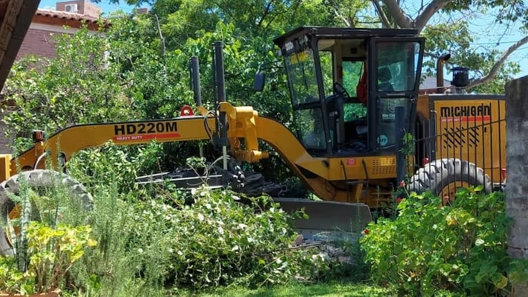 Una máquina se incrustó en una casa en Río Ceballos. (Foto: FM Sierras Chicas)