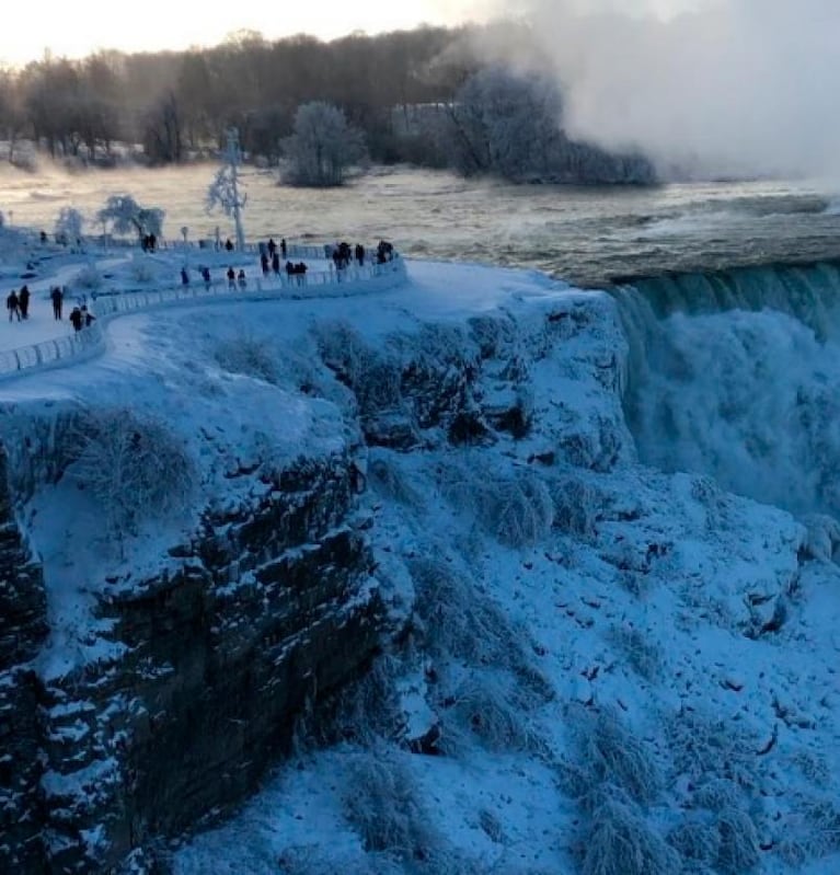 Una maravilla: la ola polar congeló las Cataratas del Niágara