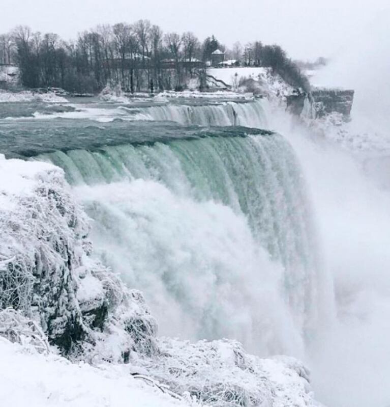 Una maravilla: la ola polar congeló las Cataratas del Niágara