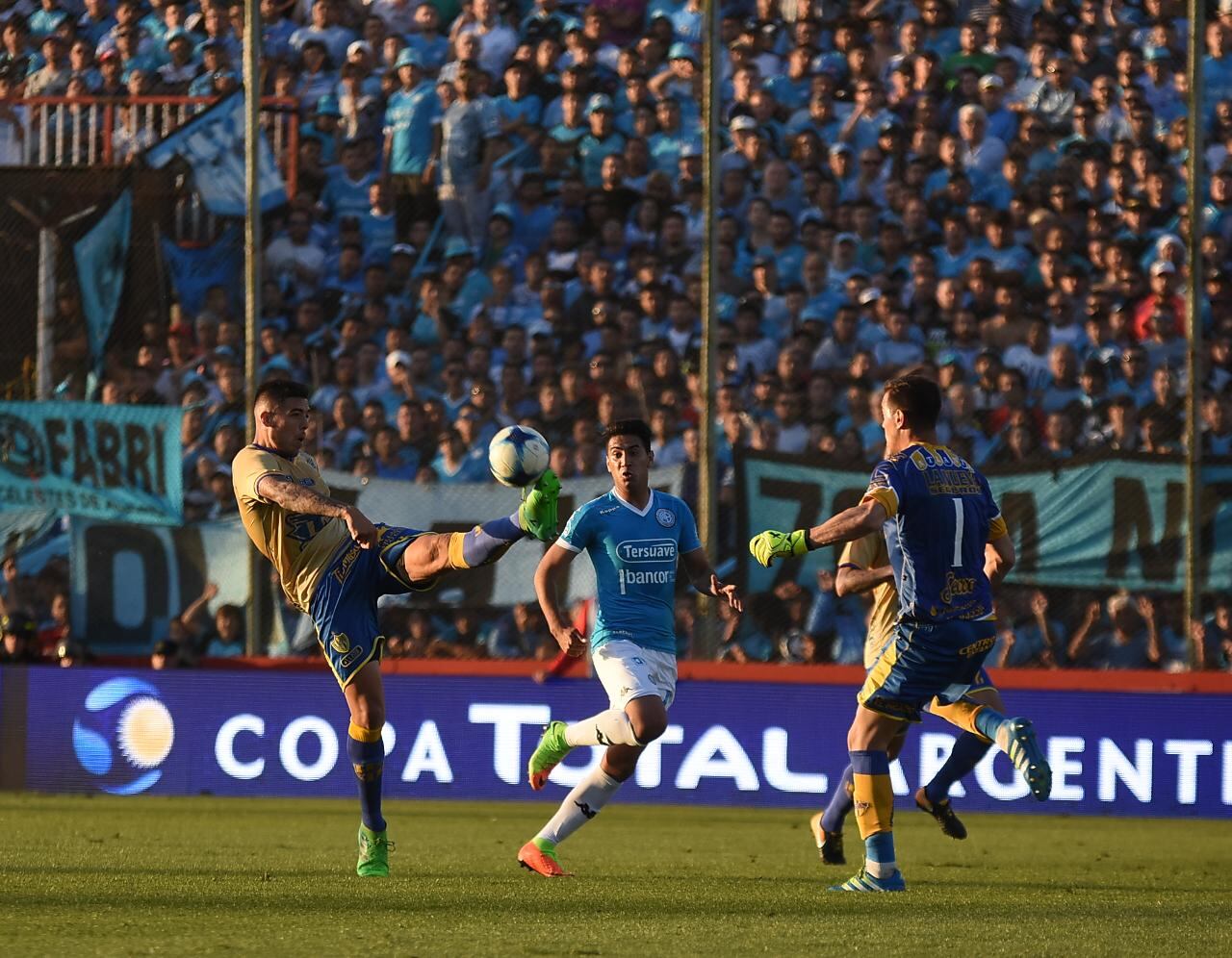 Una marea celeste copó el estadio de Unión de Santa Fe. Foto: Lucio Casalla / ElDoce.tv.