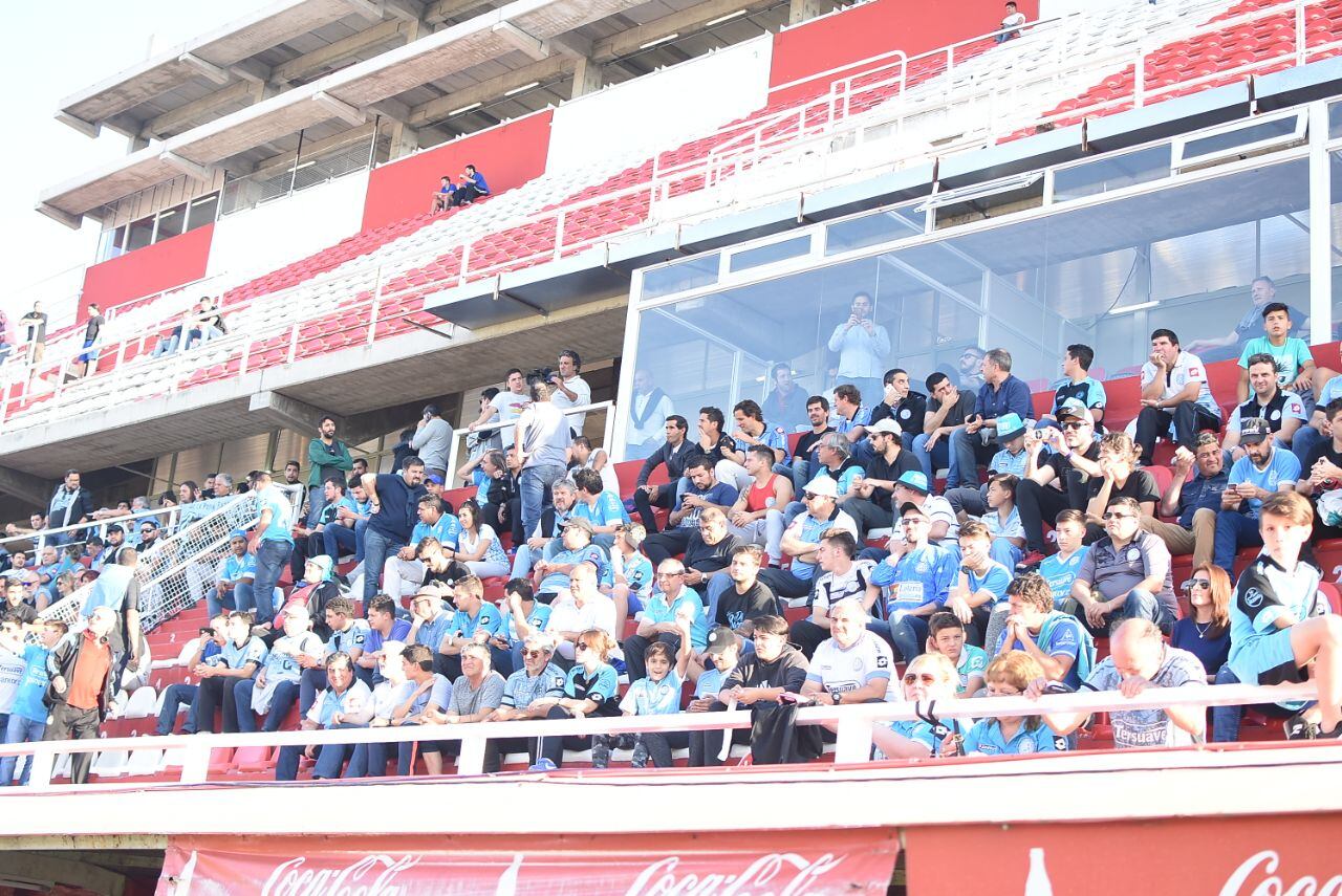 Una marea celeste copó el estadio de Unión de Santa Fe. Foto: Lucio Casalla / ElDoce.tv.