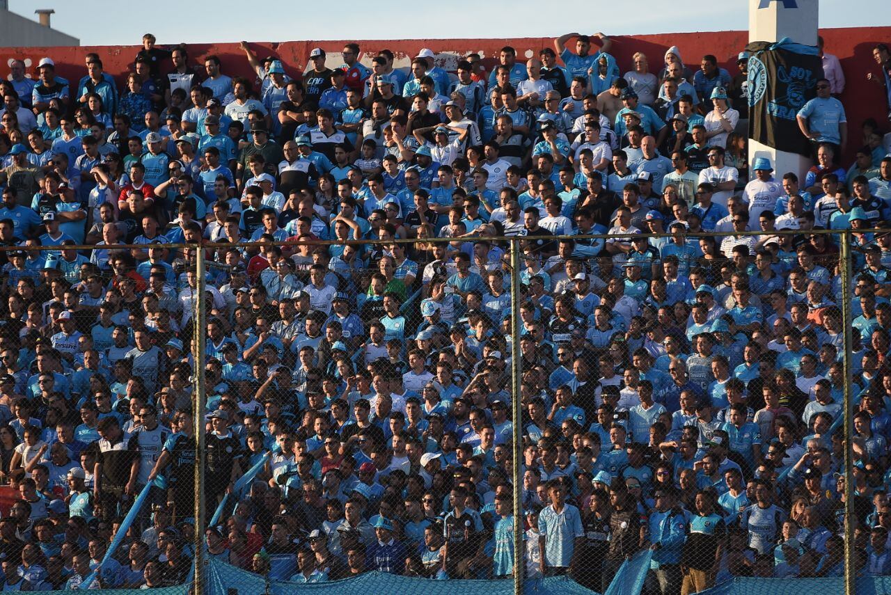 Una marea celeste copó el estadio de Unión de Santa Fe. Foto: Lucio Casalla / ElDoce.tv.