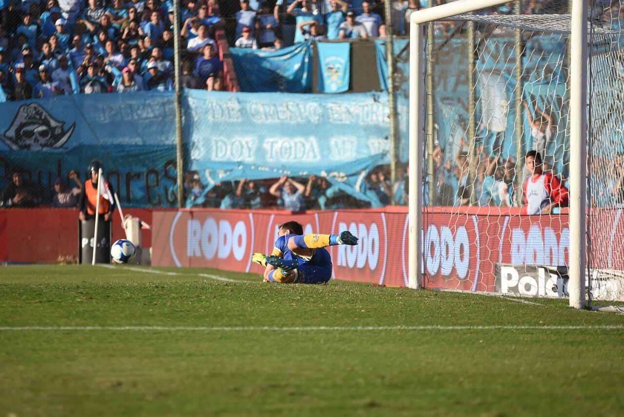 Una marea celeste copó el estadio de Unión de Santa Fe. Foto: Lucio Casalla / ElDoce.tv.