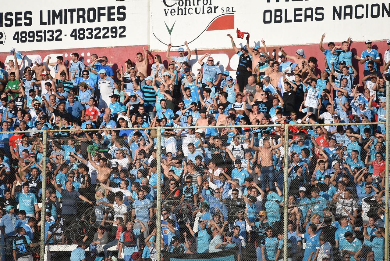 Una marea celeste copó el estadio de Unión de Santa Fe. Foto: Lucio Casalla / ElDoce.tv.