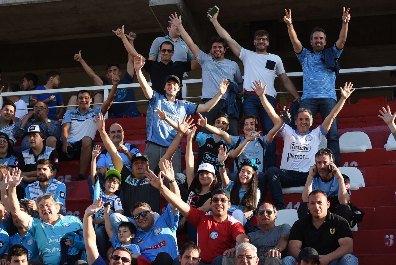 Una marea celeste copó el estadio de Unión de Santa Fe. Foto: Lucio Casalla / ElDoce.tv.