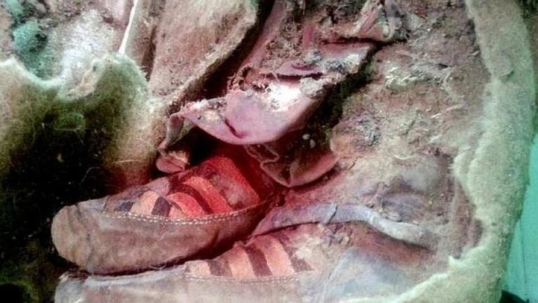 Una momia de 1500 años vestía zapatillas de marca