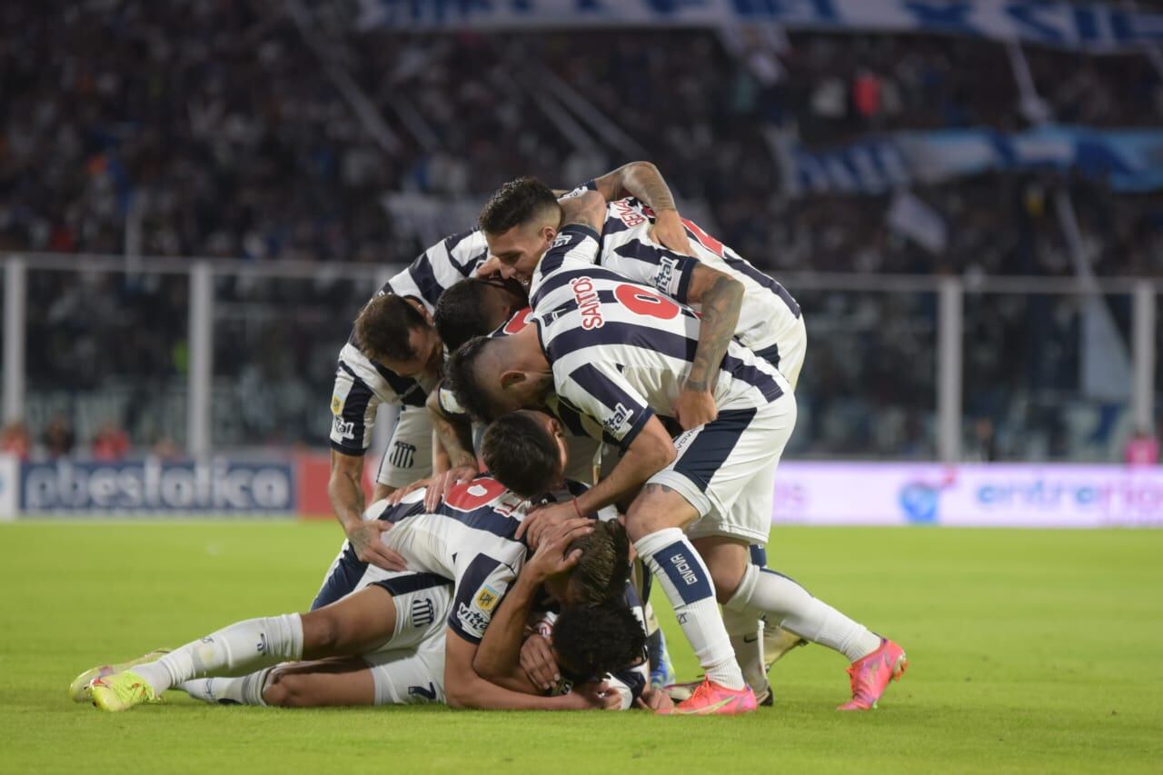 Una "montaña" de alegría sobre Valoyes, el autor del gol. Foto: Lucio Casalla/ElDoce.