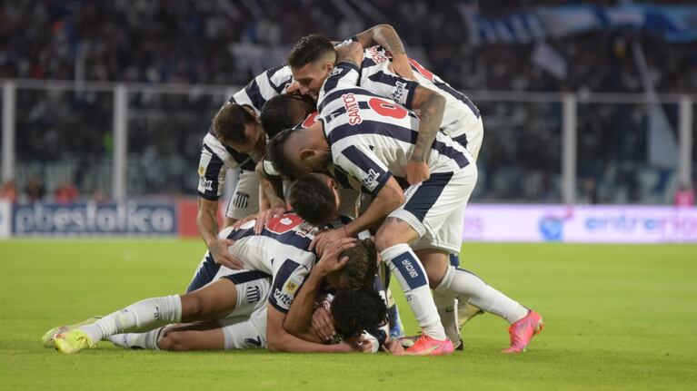 Una "montaña" de alegría sobre Valoyes, el autor del gol. Foto: Lucio Casalla/ElDoce.