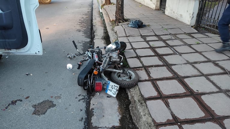 Una motociclista se chocó un árbol, sufrió graves heridas y murió en Córdoba