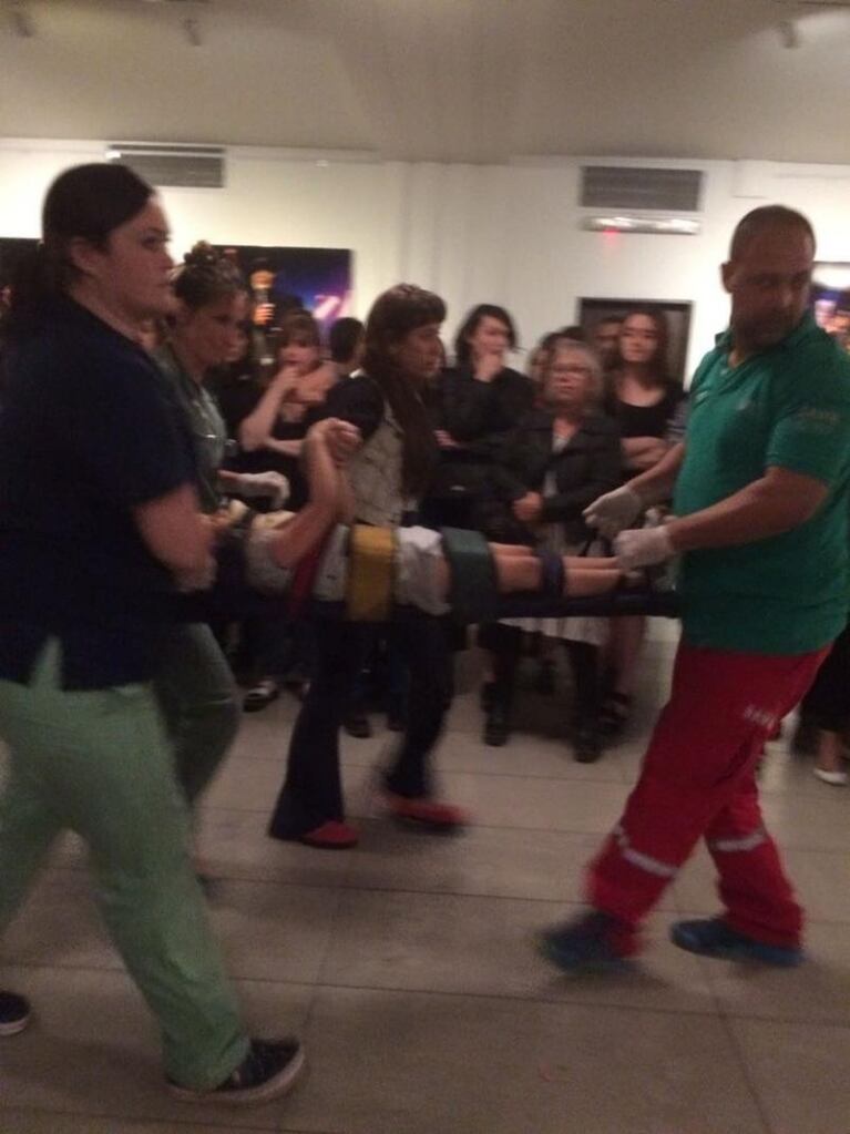 Una mujer arrojó a una nena desde el palco de un teatro