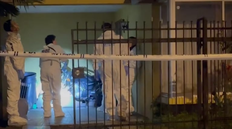 Una mujer asesinó a su hija y dejó gravísimo a su hijo.