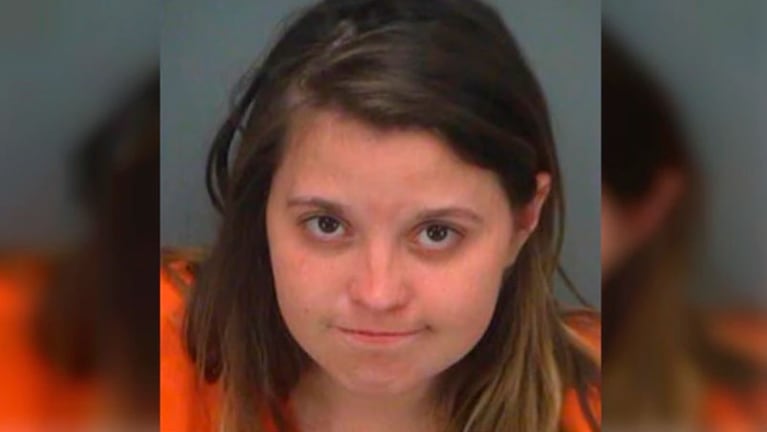 Una mujer de 24 años fue arrestada mientras se encontraba de vacaciones.