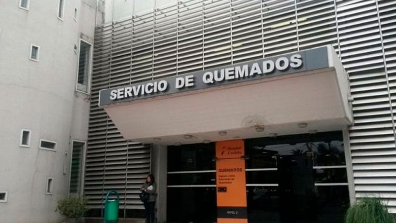 Una mujer de 43 años lucha por su vida en el Instituto del Quemado.