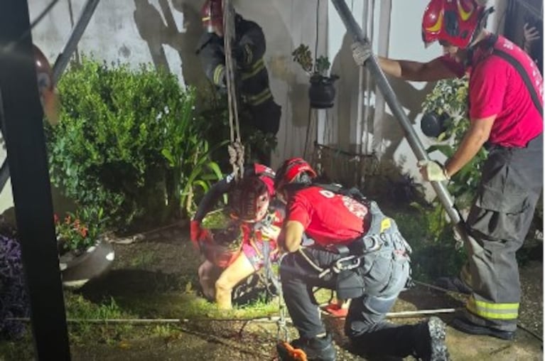 Una mujer de 85 años cayó a un pozo en un accidente doméstico debió ser salvada por los bomberos.