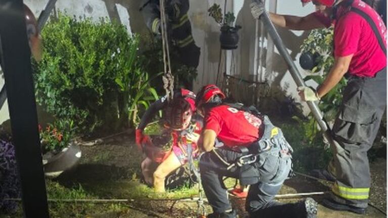 Una mujer de 85 años cayó a un pozo en un accidente doméstico debió ser salvada por los bomberos.