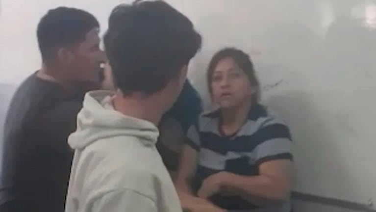 Una mujer entró al aula y atacó a un estudiante. 