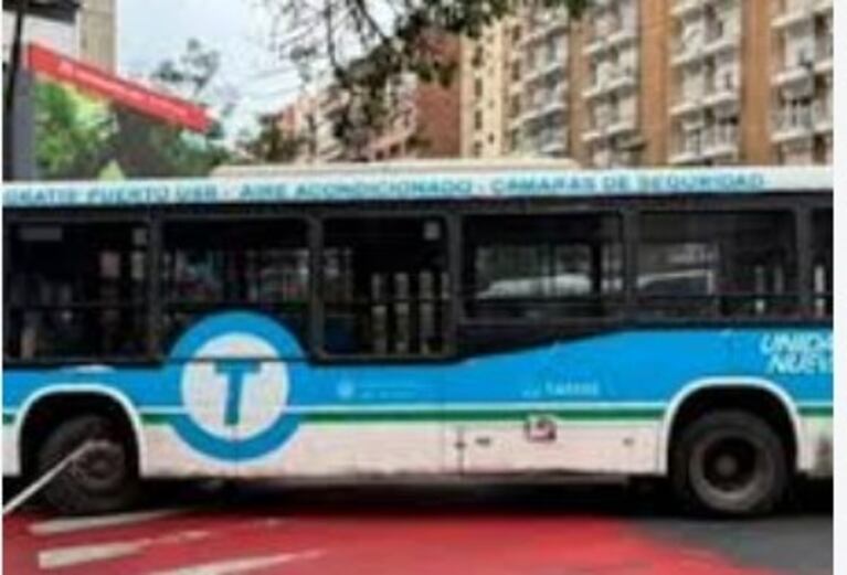 Una mujer fue atropellada pór un colectivo y murió.