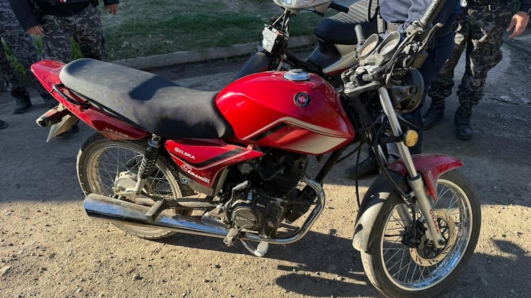 Una mujer fue detenida con motos robadas, armas, inhibidor y drogas en una casa de Córdoba