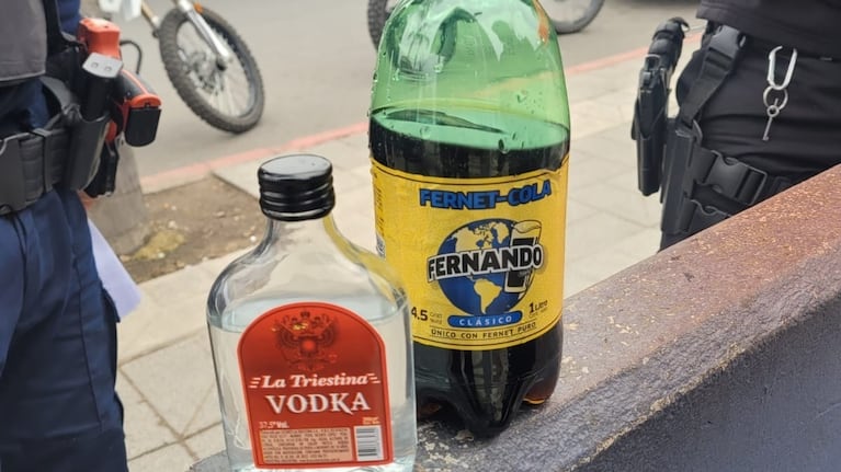 Una mujer fue detenida por pegarle con una botella de fernet al chofer de un colectivo