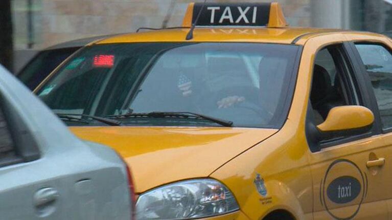 Una mujer fue estafada por un taxista: le cobró 60 pesos de más por una "tarifa nueva"  
