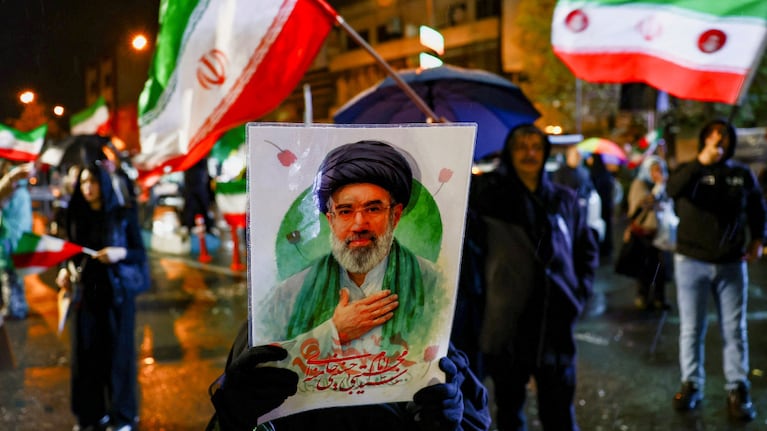 Una mujer levanta una imagen del líder supremo iraní, Mojtaba Jamenei, durante una movilización en Teherán (Foto: Reuters)