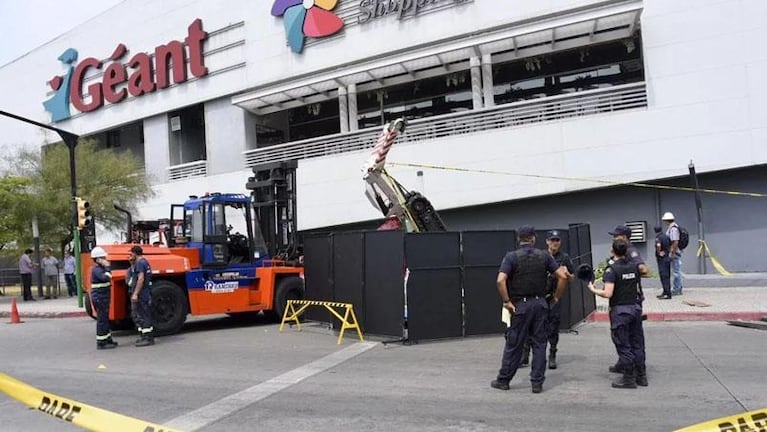 Una mujer murió aplastada por una grúa que colapsó afuera de un shopping en Uruguay