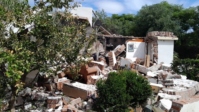 Una mujer murió durante un incendio y derrumbe.