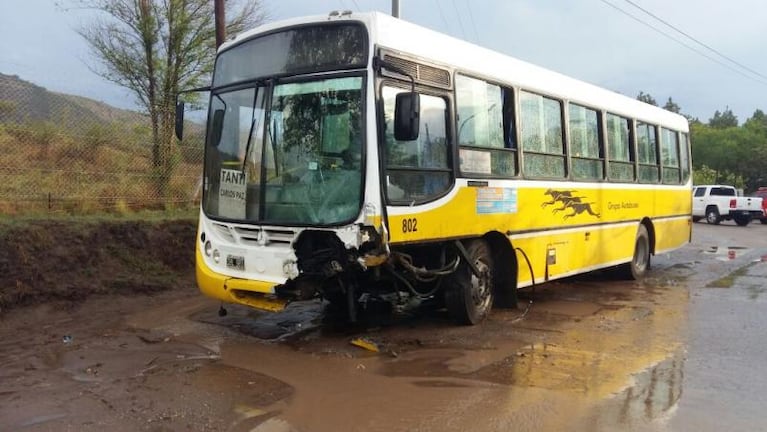 Una mujer murió en un choque frontal contra un colectivo