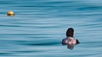 Una mujer musulmana metida en el mar con sus vestimentas. Foto: Lucio Casalla/El Doce.