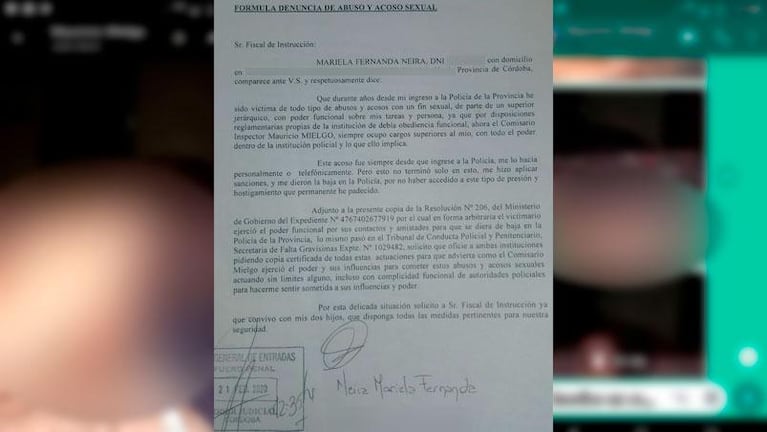 Una mujer policía denunció a su jefe por acoso y la echaron: el comisario fue ascendido